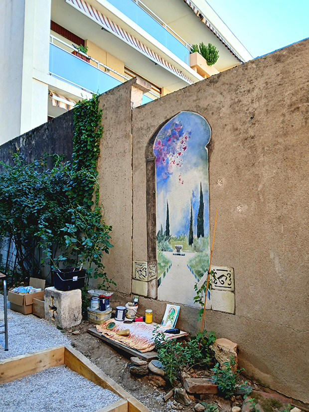 fresque extérieure en trompe l'oeil pour aggrandir le mur